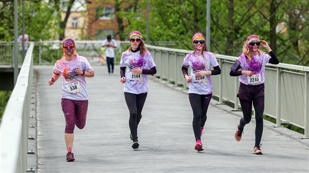 Vce ne pt tisc astnk vyrazilo v olomouckch parcch na ptikilometrovou tra v rmci akce Barvm neutee, pi kter na bce ekala na pti stanovi sprka barevnho prku. (4. kvtna 2019)