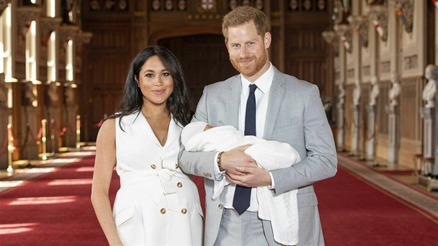 Princ Harry a vvodkyn Meghan poprv ukzali syna, kter dostal jmno Archie Harrison (Windsor, 8. kvtna 2019).