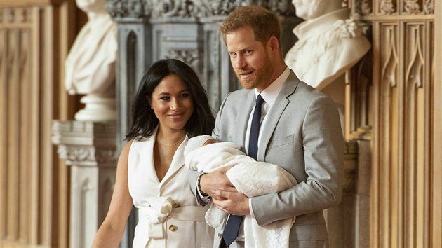 Princ Harry a vvodkyn Meghan poprv ukzali syna, kter dostal jmno Archie Harrison (Windsor, 8. kvtna 2019).