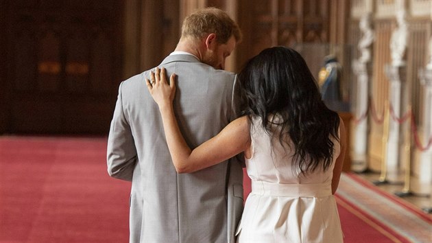 Princ Harry a vvodkyn Meghan poprv ukzali syna, kter dostal jmno Archie Harrison (Windsor, 8. kvtna 2019).