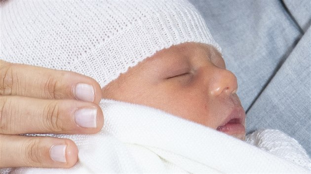 Princ Harry a vvodkyn Meghan poprv ukzali syna, kter dostal jmno Archie Harrison (Windsor, 8. kvtna 2019).