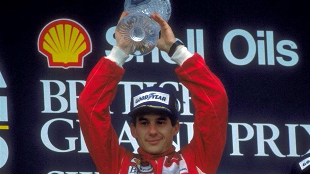 Ayrton Senna slaví vít�zství na britském Silverstonu, rok 1988.