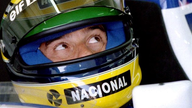 Ayrton Senna naslouch technikm Williamsu v lednu 1994.
