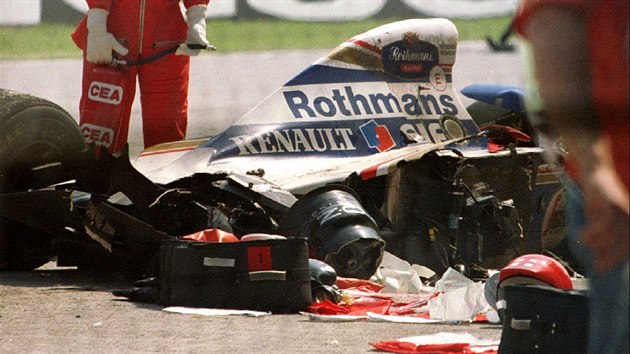 Trosky vozu Ayrtona Senny v Imole. Brazilsk  ampion pi tto nehod v roce 1994 zemel.