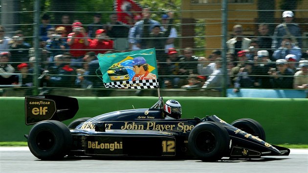 Gerhard Berger ve formuli stje Lotus, v roce 2004 se takto vzpomnalo na Ayrtona Sennu.