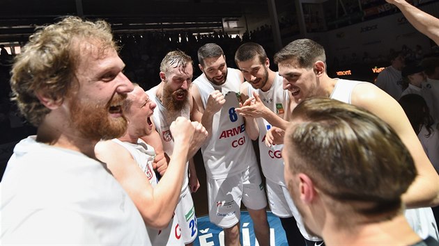 Dnt basketbalist slav postup do ligovho semifinle. Zleva Robert Landa, Luk Fetr, Jakub Krakovi, Pavel Grunt, David ikla, Filip Kroutil a imon Jeek.