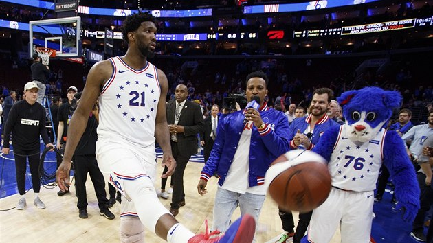 Joel Embiid posl fanoukm Philadelphie m  po vhe nad Torontem.