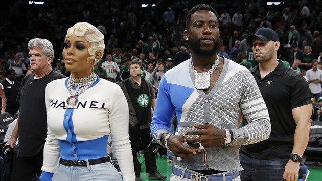 Rapper Gucci Mane a jeho ena Keyshia Ka'Oirov zali na zpas play off mezi Bostonem a Milwaukee.