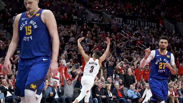 C. J. McCollum se raduje s portlandskmi fanouky, vlevo denversk Nikola Joki, vpravo Jamal Murray.