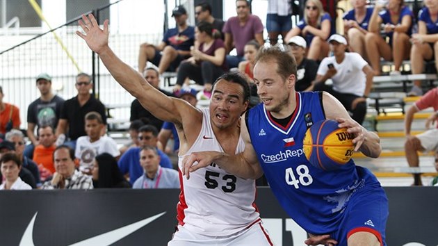 Vladimr Sismilich (vpravo) obchz kanadskou legendu Michaela Linklatera v zpase kvalifikace MS v basketbalu 3x3.