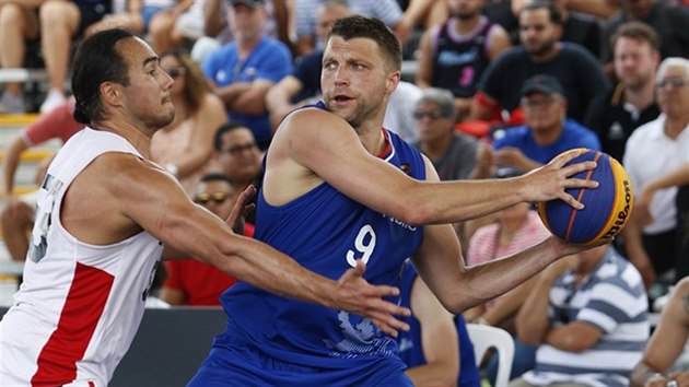 Ondej Dygrn (vpravo) to kolem kanadsk legendy Michaela Linklatera v zpase kvalifikace MS v basketbalu 3x3.