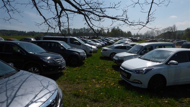 Provizorn parkovit na louce v Teplicch nad Metuj (2.5.2019).