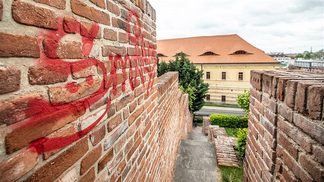 Neznm vandal posprejoval v Hradci Krlov jin terasy a dal ulice v historickm centru msta.