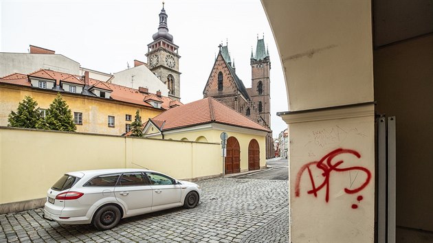 Neznámý vandal posprejoval v Hradci Králové jižní terasy a další ulice v historickém centru města.