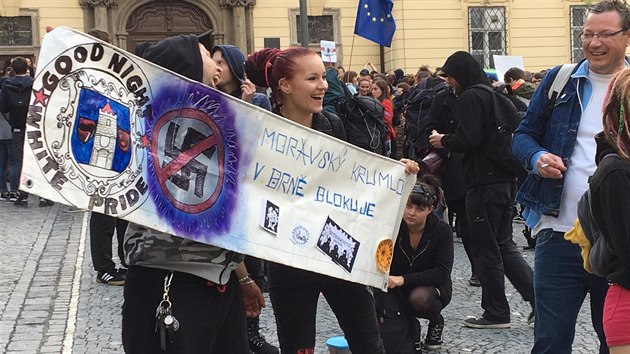 Na Dominiknskm nmst v Brn se 1. kvtna 2019 selo odpoledne nkolik stovek odprc pravicovch radikl k akci nazvan Kdo si hraje, nehajluje. Zbavnou formou chtj elit pochodu, kter m vyrazit s pochodnmi z nedalekho Zelnho trhu kolem 19:00. Na akci dohlej stovky policist vetn vrtulnku. (1. kvtna 2019)