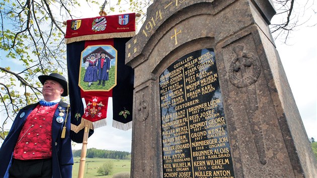 Slavnostní akt odhalení obnoveného pomníku obětem 1. světové války v zaniklé vsi Dlouhá (Langgrün) v Doupovských horách. (1. května 2019)