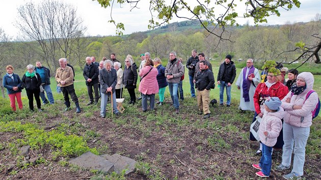 Slavnostní akt odhalení obnoveného pomníku obětem 1. světové války v zaniklé vsi Dlouhá (Langgrün) v Doupovských horách. (1. května 2019)
