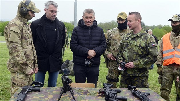 Ministr obrany Lubomr Metnar a premir Andrej Babi pi nvtv specilnch vojenskch sil generla Moravce. (3. kvtna 2019)