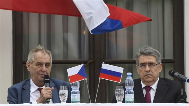 Prezident Miloš Zeman (vlevo) a ruský velvyslanec v České republice Alexandr Zmejevskij na oslavách Dne vítězství na ruském velvyslanectví v Praze. (9. května 2019)