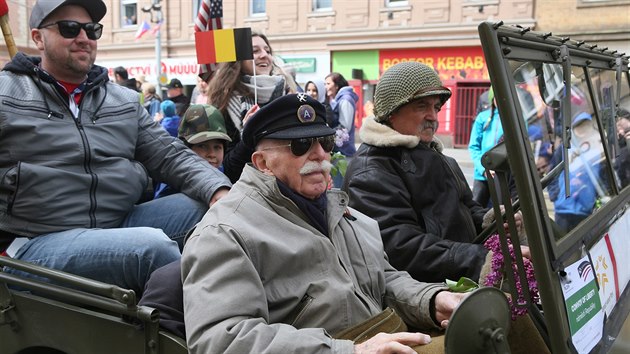 Vrcholem plzeskch Slavnost svobody byla tradin jzda historickch vojenskch vozidel po Klatovsk td v Plzni - Convoy of Liberty. Vetern Louis Gihoul.