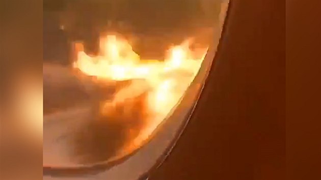 Dramatick zbry pmo z paluby letadla ukazuj motory v plamenech (6. kvtna 2019)