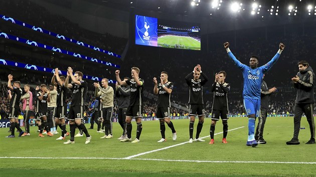 NAPL VE FINLE? Fotbalist Ajaxu dkuj fanoukm za podporu po vodnm semifinle Ligy mistr, kter na hiti Tottenhamu vyhrli 1:0.