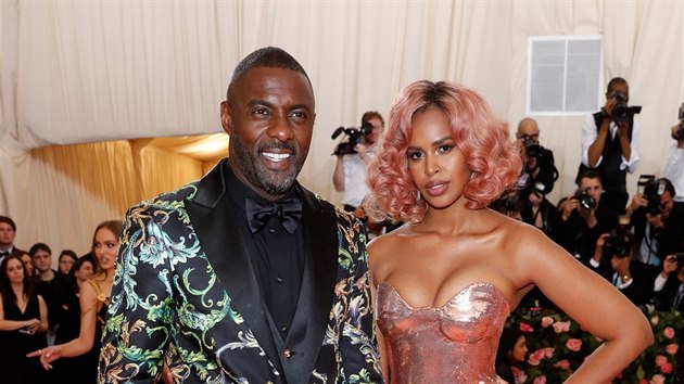 Idris Elba a Sabrina Dhowre na Met Gala (New York, 6. kvtna 2019)