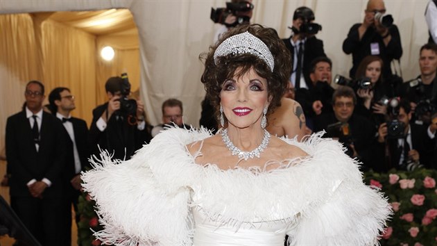 Joan Collinsov na Met Gala (New York, 5. kvtna 2019)