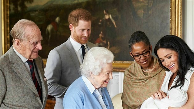 Princ Philip, královna Alžběta II., Doria Raglandová, princ Harry, vévodkyně Meghan a jejich syn Archie Harrison Mountbatten-Windsor (Windsor, 8. května 2019)