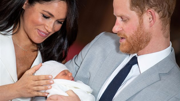 Vvodkyn Meghan, princ Harry a jejich syn Archie Harrison Mountbatten-Windsor (Windsor, 8. kvtna 2019)