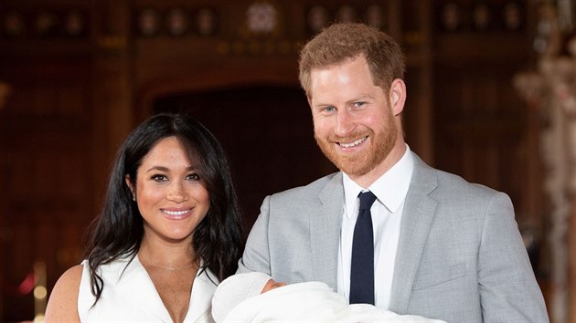Vvodkyn Meghan, princ Harry a jejich syn Archie Harrison Mountbatten-Windsor (Windsor, 8. kvtna 2019)