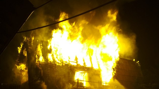Požár rodinného domu ve Skalici, části Frýdku-Místku, způsobil v noci na dnešek škodu předběžně odhadovanou na dva miliony korun.