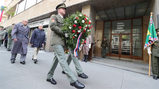 V neděli o půl jedné odpoledne si lidé před budovou Českého rozhlasu ve Vinohradské ulici připomněli 74. výročí Pražského povstání. Poklonit se obětem přišli významní politici, pamětníci a také desítky dalších lidí. (5. května 2019)