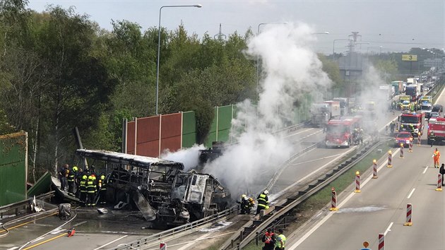 Na Praskm okruhu boural  a shoel autobus vzesk sluby. Jeden lovk pi nehod zemel.