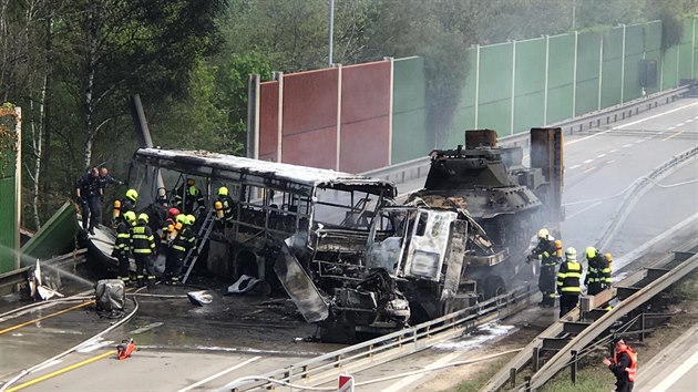Na Pražském okruhu boural  a shořel autobus vězeňské služby. Jeden člověk při nehodě zemřel.