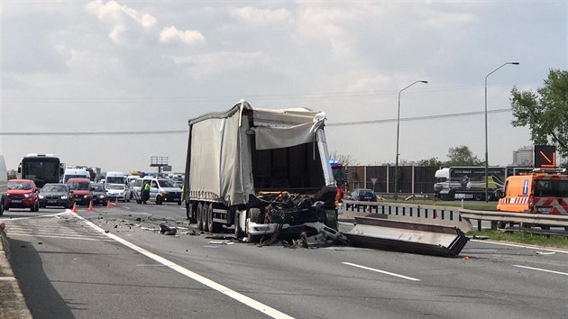 Na dálnici D1 se odpoledne srazily dva kamiony. Nehoda zablokovala provoz, tvoři se kolony.