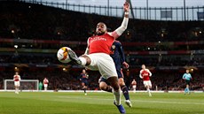 Alexandre Lacazette z Arsenalu zpracovává mí v semifinálovém souboji Evropské...