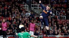Kevin Gameiro z Valencie na Petra �echa v brance Arsenalu nevyzrál.