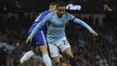 Bernardo Silva z Manchesteru City obchází Jamese Maddisona z Leicesteru.