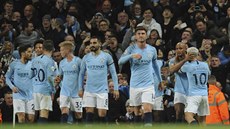 Fotbalisté Manchesteru City oslavují bájenou trefu Vincenta Kompanyho (druhý...
