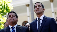 Edgar Zambrano (vlevo) na snímku s vdcem venezuelské opozice Juanem Guaidém...