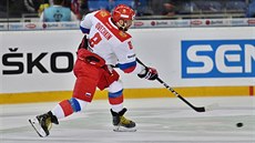 Alexandr Ovekin pálí bhem utkání proti esku