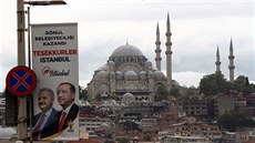Plakát s fotografií tureckého prezidenta Tayyipa Erdogana a kandidáta na...
