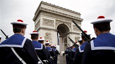 Válení veteráni, armádní dstojníci, politici a dalí Francouzi i zahraniní...