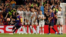 Lionel Messi zahrál p�ímý kop proti Liverpoolu bravurn�.
