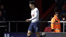 Son Hung-min z Tottenhamu opouští hřiště poté, co v utkání s Bournemouthem...