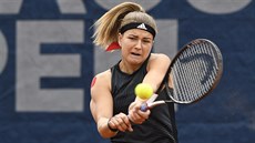 Karolína Muchová hraje bekhend ve finále Prague Open.