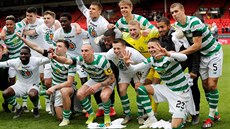 Fotbalisté Celtiku Glasgow slaví zisk osmého titulu ve skotské lize za sebou.