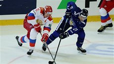 Jevgenij Malkin z Ruska (vlevo) a Juhani Tyrvainen z Finska bojují o puk v...