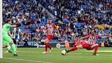 Diego Godín z Atlética Madrid si dává vlastní gól v utkání proti Espaolu...